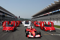 F1マシンの「F2002」を先頭に5台の「FXX」が並んだ後方に参加者が顔を揃えたオープニングセレモニー。