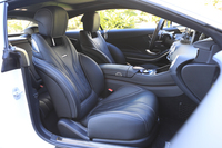 高級なナッパレザーで仕立てられたフロントシート。マッサージ機能も備わっている。