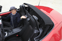 車内にはソフトトップをバネで跳ね上げさせるレバーを装備。小柄な人でも簡単にルーフの開閉が可能となった。
    