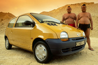 懐かしの初代「ルノー・トゥインゴ」。リアシートの写真、どこかになかったかしら？
    