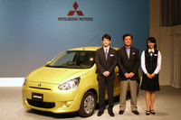 都内で開催された発表会には、三菱自動車の益子修社長（中央）のほか、新型「ミラージュ」のTVCMに出演している唐沢寿明さん（左）と本仮屋ユイカさん（右）も出席した。