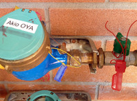 わが家の水道は、赤いひもと刻印プレートで封がされていた。