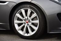 「Orbit」と名付けられた、テスト車の19インチアロイホイール。「Fタイプ S クーペ」では、5種類の19インチホイールと9種類の20インチホイールが選べる。