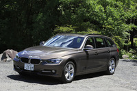 今回のテストドライブでは、比較対象として、「V60 D4 SE」と同様に2リッター直4ディーゼルターボを搭載するワゴン「BMW 320dツーリング スポーツ」を連れ出した。
    