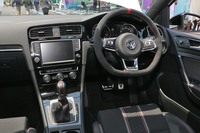 赤い差し色で飾られるインテリア。ステアリングホイールは、アルカンターラ巻き。