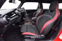 シートは、ツートンカラーのスポーツタイプ。「ジョンクーパーワークス」専用のアイテムである。
    