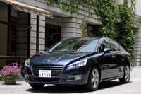 “笑い顔”の「407」から一転、控えめなグリルですまし顔となった「508」。日本では、セダンとワゴンそろって2011年7月11日に発売された。