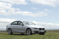 「BMW 320i」も「328i」と同じく、ノーマル仕様のほかに「スポーツ」「モダン」「ラグジュアリー」のテーマごとに内外装や装備品がコーディネートされる“デザインライン”が用意される。今回の試乗車は「スポーツ」。バンパー下にはシルバーのラインが添えられ、ワイド感が強調されている。