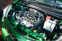 今回新たに採用された、1.3リッター「1NR-FE」ユニット。アイドリングストップ機能との組み合わせで、最高26.5km/リッター（10・15モード値）の燃費を稼ぐ。