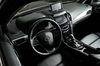 「プレミアム」はマグネシウム製シフトパドルやアルミペダル、ヘッドアップディスプレイなどを標準装備。パーキングブレーキは電気式となる。
    