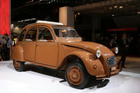 2008年パリモーターショーに参考出品された「シトロエン2CVエルメス」。