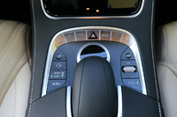 センターコンソールにある「COMANDシステム」コントローラーの周囲に各種スイッチが整然と並ぶ。