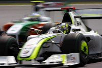 ここ2戦の不調は涼しい気候が原因、と思われていたブラウン勢は、夏らしい気温のハンガリーでも大苦戦。シーズン前半に破竹の勢いで連勝していた面影はなく、ジェンソン・バトン（写真右）は今回7位2得点に終わった。ここ数戦のあまりのマシンの激変ぶりに、ポイントリーダーも改善の必要性を声高に訴えた。今年6勝しているバトンは、全戦で得点を続けており、ダメージをなんとか最小限に食い止めている。なおルーベンス・バリケロは10位完走。（写真＝Brawn GP）
