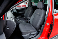 標準装備されるファブリックシート。「アップグレードパッケージ」には、オプションでブラックとブラウンのレザーシートも用意されている。