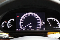 ディスプレイに表示されたメーター類。当然自発光式で、視認性が高い。