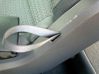 2列目シートについたヒモを引っ張り、シートバックを倒して3列目に乗り込む。ちなみに、欧州には2列シート版もあり。