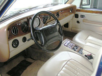 インテリアは当然、ウッド＆レザーの世界。