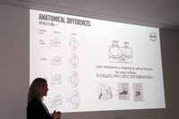 「小さい子どもは後ろ向きがいい」。その理由は、大人との骨格の違いにあるという。子どもの首の軟骨はとても柔らかく、頭の形状も違うため、前面衝撃の際、首が頭を支えるだけの強さを持っていないのだ。