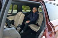 3列目は電動格納式。折りたたみも、引き起こしもスイッチ操作で行うことができる。