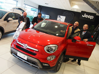 「フィアット500X」とシエナのディーラー「スコッティ」のフレンドリーなセールスマンたち。