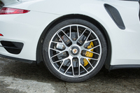 ホイールのサイズは、標準で20インチ。その内側におさまる「ポルシェ・セラミック・コンポジット・ブレーキ（PCCB）」は、「911ターボS」では標準で与えられる。