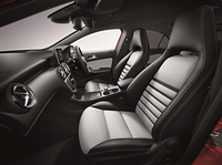 こちらは、ジュピターレッドのモデルのインテリア。ボディーカラーによりシートの仕立てが異なる。
    