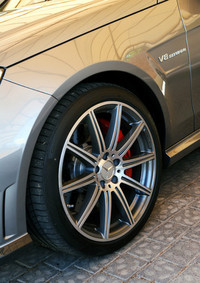 ホイールのデザインもリニューアル。フロントフェンダーには「V8 BITURBO（ツインターボ）」のエンブレムが添えられる。