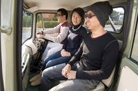 カタログの光景を取材班が再現してみました。ステアリングを握っているのは、試乗を担当した松本英雄。見てのとおり、大人3人がけでも窮屈じゃない。