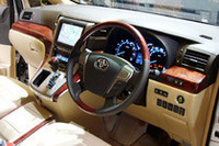 重厚かつエレガントな空間を演出したという運転席まわり。