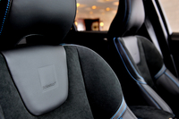 シートのバックレストにはPolestarロゴが入る。