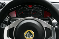 ステアリング奥のパドルによる手動変速も可能。どのギアに入っているかはメーター内インジケーターで確認できる。