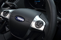 ステアリングホイールは「トレンド」「タイタニアム」ともに本革巻きとなる。