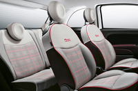 「フィアット500」にサンゴの赤をまとう特別限定車の画像