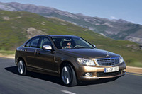 「エレガンス」のスリーポインテッドスターはボンネットの上に。