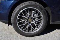 「マカンS」の標準タイヤサイズは前：235/60R18、後ろ：255/55R18。テスト車には前：265/45R20、後ろ：295/40R20サイズのタイヤがオプション装着されていた。
    