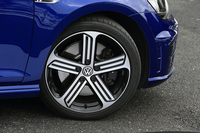 足元は「GTI」より1インチ大きな7.5J×18インチのアルミホイールと、225/40R18サイズのタイヤの組み合わせ。
    