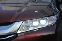 LEDヘッドライト（ロービーム）が標準で備わる（「HYBRID DX」を除く）。