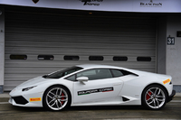 ボディーのスリーサイズは4459×1924×1165mm。ウエッジ形状をとるボディーの各所に、モダンランボルギーニのシンボルフォームである六角形がちりばめられている。