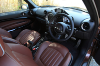 大きなセンターメーターはMINIファミリーのトレードマーク。センターコンソールの代わりに、ドリンクホルダーなどが固定できる「センターレール」が設置される。