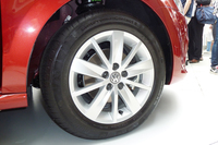 タイヤサイズは従来と変わらぬ185/60R15。