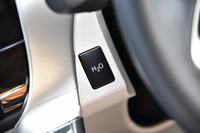 
    ステアリングホイールの左奥には、「ウオーターリリーススイッチ」が備わる。発電により車内に発生した水を、任意で車外に排出するためのスイッチだ。
    