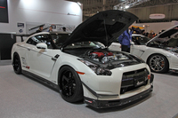 Kansaiサービスの「R35 MY07 GT1000 サーキットスペック」。4.1リッターまでスケールアップしたエンジンは1000ps、120kgmのパワーとトルクを発生。富士スピードウェイのラップタイムは、ラジアルタイヤ最速の1分44秒616。
    