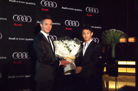 フォーミュラ・ニッポンではチームメイトでもある中嶋一貴選手が花束を進呈。