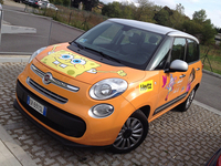 「スポンジ・ボブ」などアニメのキャラクターがちりばめられた「フィアット500L」。