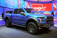 新型「フォードF-150ラプター」
    