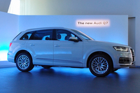 ボディーサイズは、先代モデルよりもわずかに縮小。一方で、ホイールベースは延長され、室内空間の拡大が図られた。