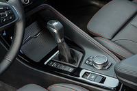 トランスミッションは6段MTと6段AT、8段ATの3種類で、4WD車については8段ATが標準装備となる。
    