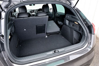 ラゲッジルームの容量は370リッター。