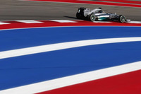 予選でブレーキのロックに悩まされたハミルトン（写真）はロズベルグにポールポジションを奪われ、不利な偶数グリッドの2番手からスタート。レース序盤はロズベルグを追いながら、つかず離れずの距離で機が熟すのを待ち、タイヤをミディアムに替えた中盤にロズベルグをオーバーテイク、そのままトップでチェッカードフラッグを受けた。ロズベルグとの間に24点のマージンを築き、残るブラジル、アブダビに向かう。（Photo=Mercedes）
    