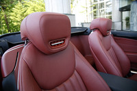 これが「エアスカーフ」。首回りに温風をあたえることで、寒冷時のオープンドライブをサポートする。